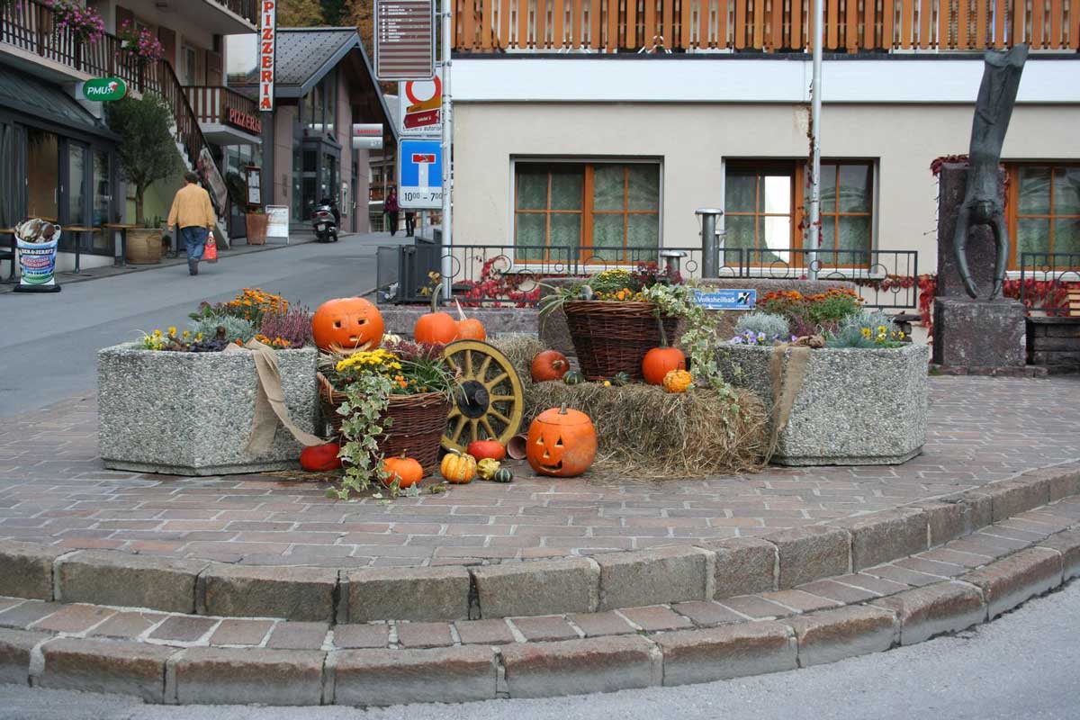 Fontaine au centre du village, avec des décoration d'Halloween