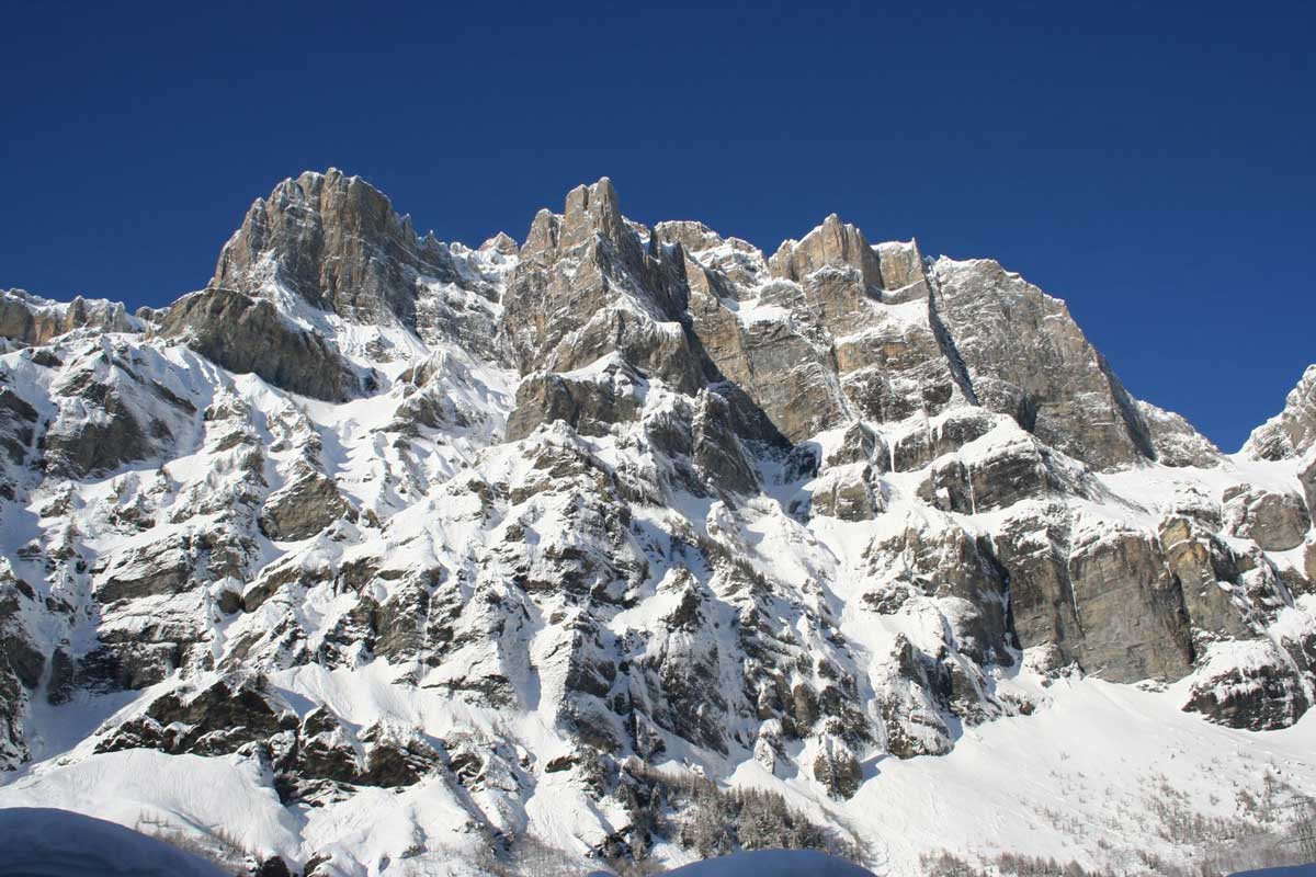 Photographie du Daubenhorne enneigé en hiver, une imposant montagne surplombant Leukerbad