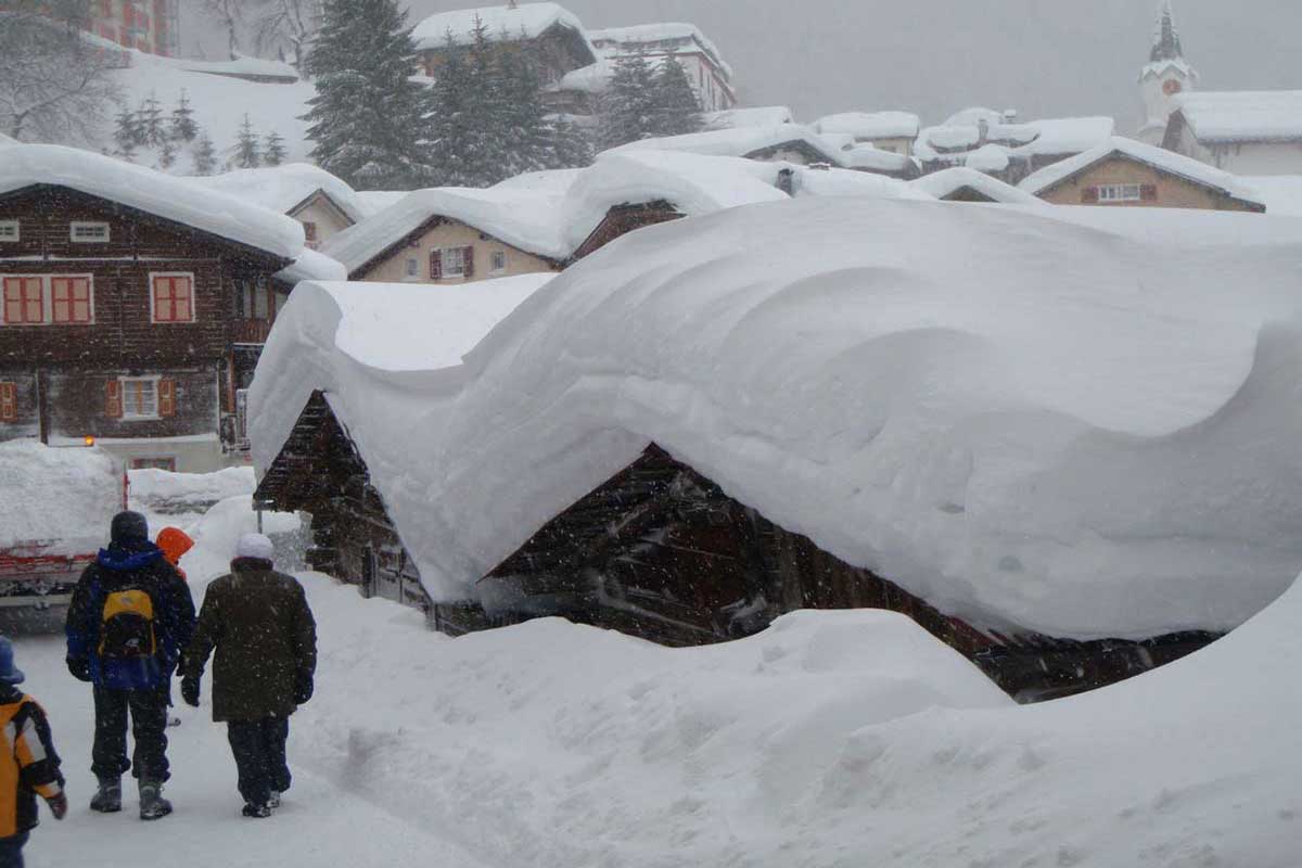 Photographie dans le vieux village de Leukerbad, sous des mètres de neige