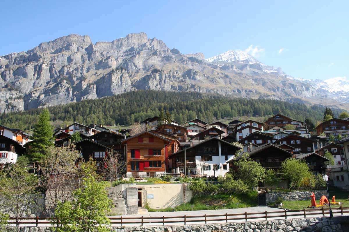 Photographie du villge de Leukerbad en été avec la Gemmi en arrière plan