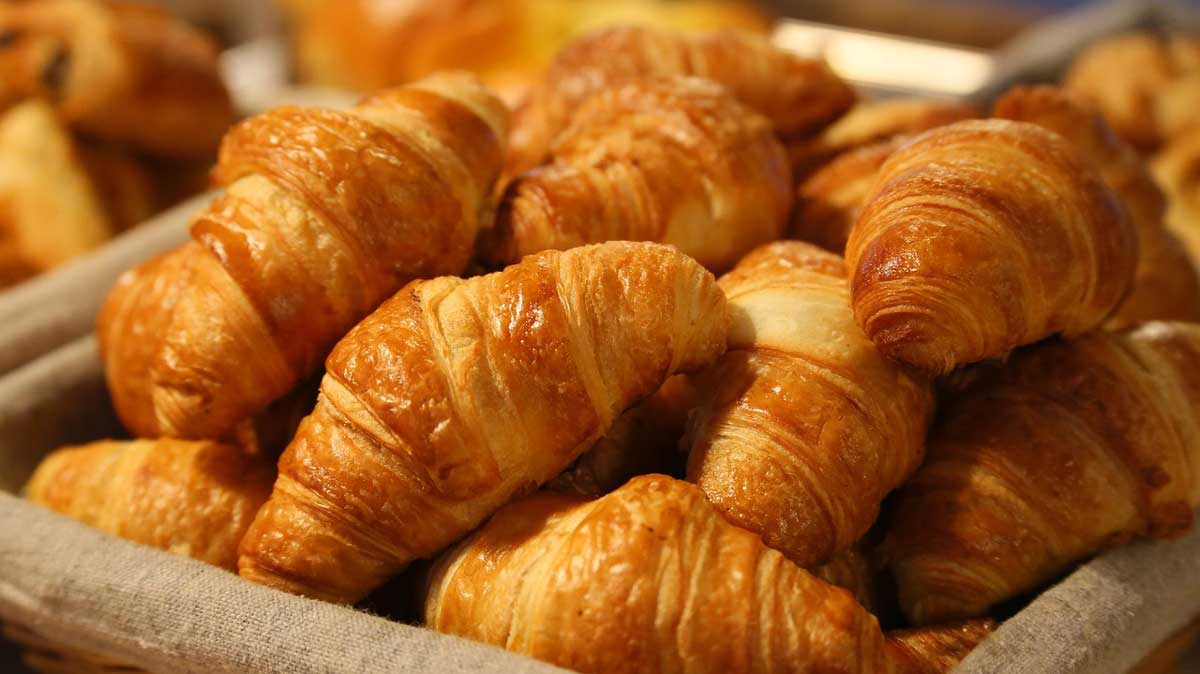 Des croissants croustillants, bien dorés et délicieux dans un panier